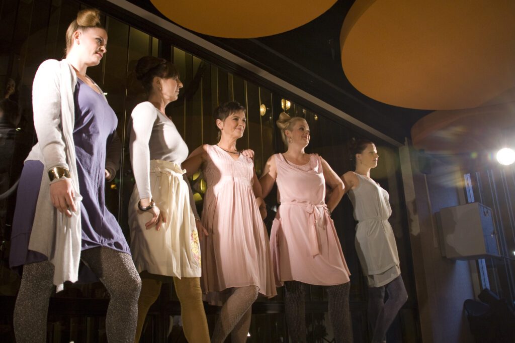 Innovatiecafé Gemeente Zwolle ambtenaren showen duurzame mode on the catwalk voor collega’s.